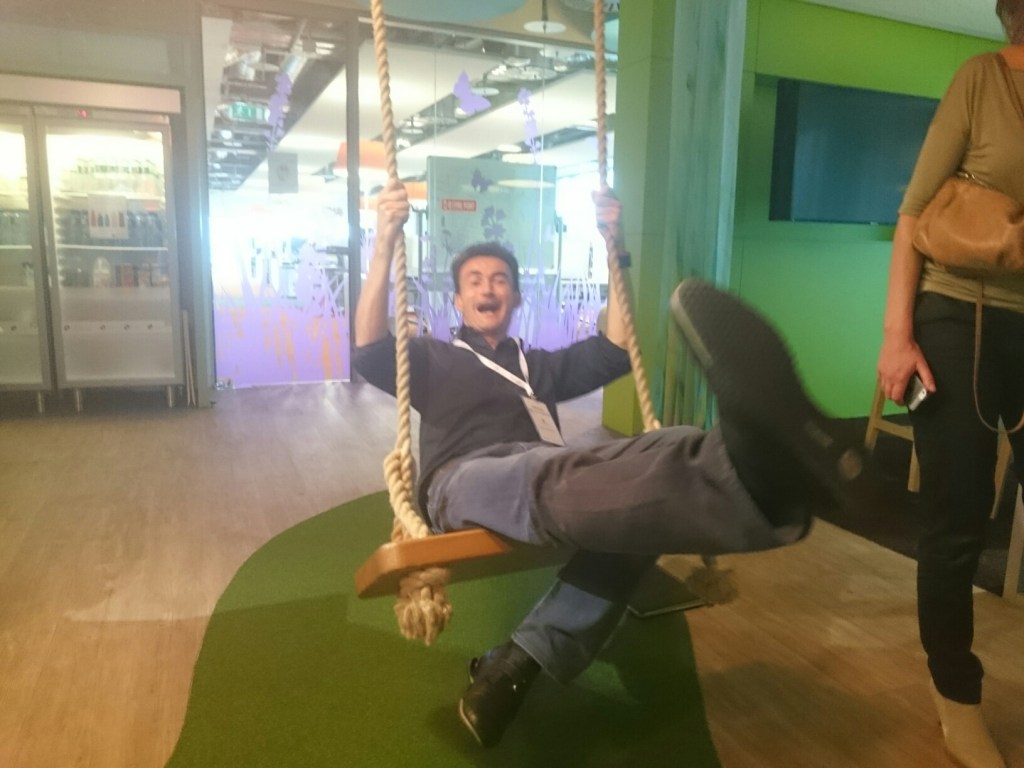 Online Marketing Amersfoort RamondelaFuente.com - schommelend - op het hoofdkantoor van Google in Dublin